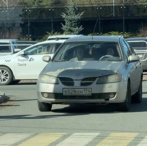 Кирилл говорит, что поймал Nissan Almera крупным планом на парковке около студенческой поликлиники | Источник: читатель 74.RU