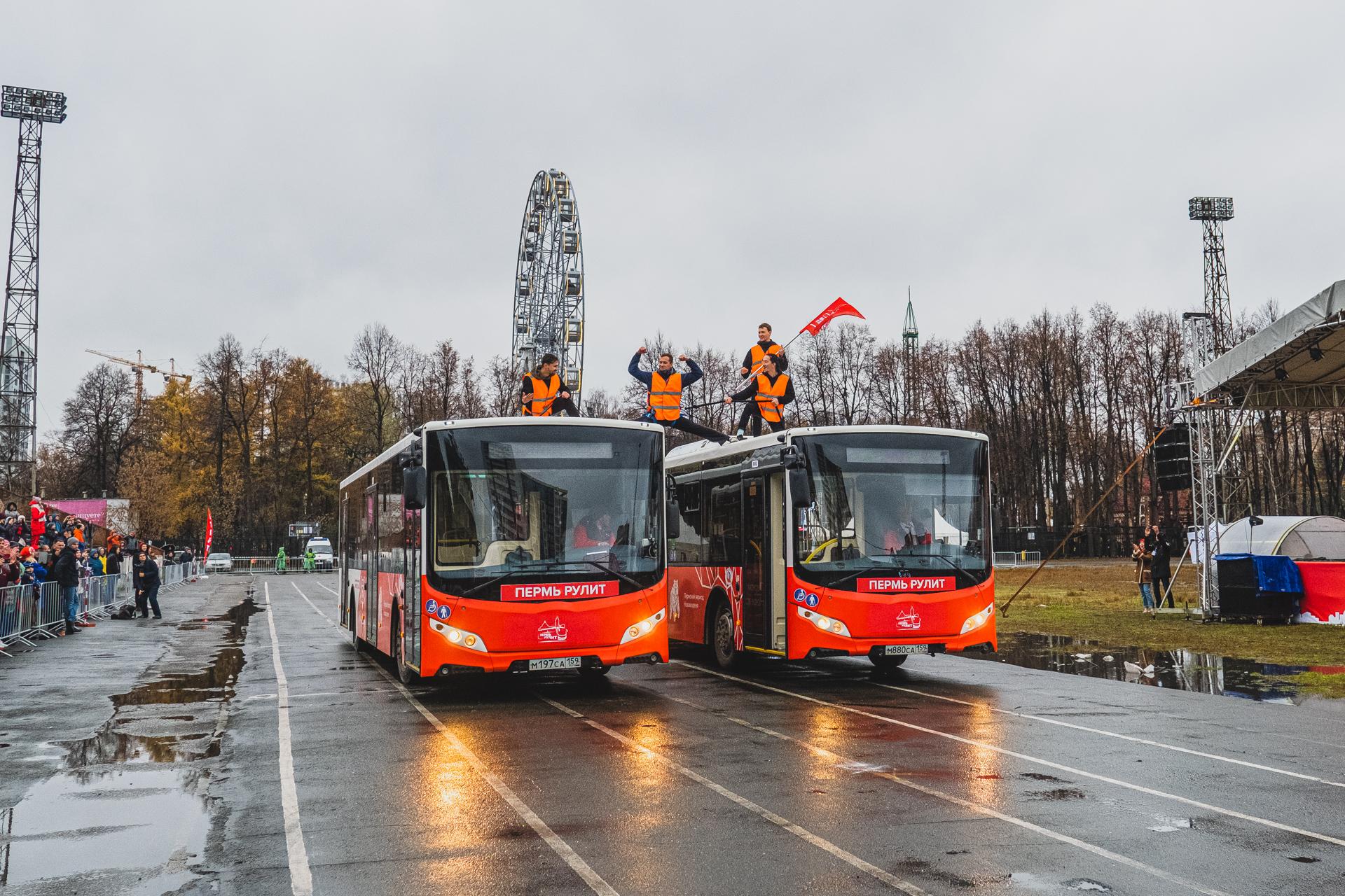 В Перми повторяют трюк Ван Дамма на крышах автобусов. Прямая трансляция 27  октября 2019 г - 27 октября 2019 - 59.ру