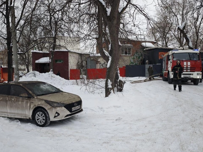 Пожарные эвакуировали Hyundai из горящего здания | Источник: ИА «Ночные новости»
