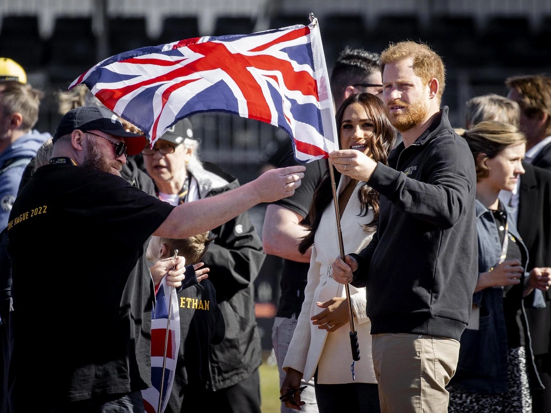 Принц Гарри с британским флагом во время легкоатлетических соревнований на Invictus Games в Гааге, 17 апреля 2022 | marieclaire.ru
