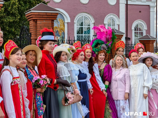 Пышные наряды, красивые девы | Источник: Булат Салихов / UFA1.RU