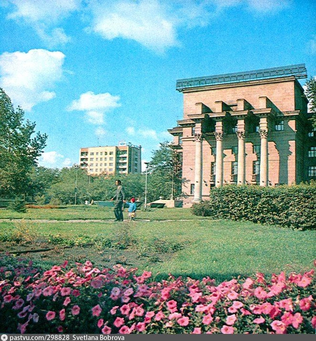 Сквер на площади Революции, 1975-1978 | Источник: А. Штрох, Э. Эттингер / Фотоальбом «Красноярск», издательство «Планета»