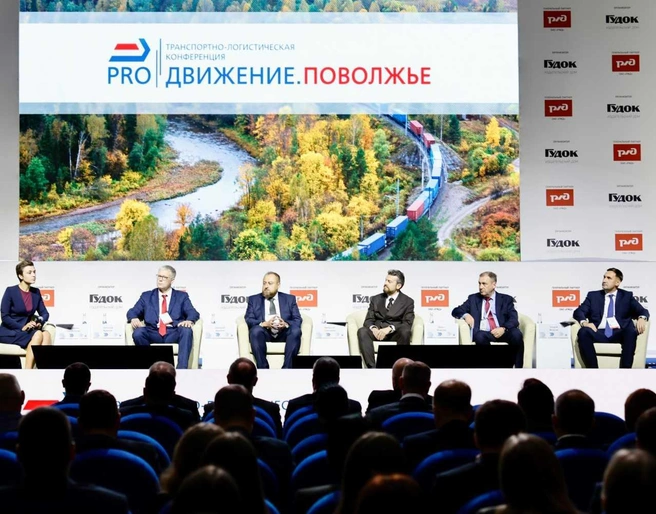 Конференция проходила в формате круглого стола&nbsp;— все участники обменялись мнениями. Модерировала дискуссию известная в мире деловой журналистики телеведущая Марианна Ожерельева (крайняя слева) | Источник: пресс-служба Куйбышевской железной дороги
