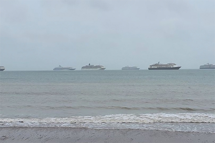Посмотри, как безлюдные круизные лайнеры стоят у берегов Британии