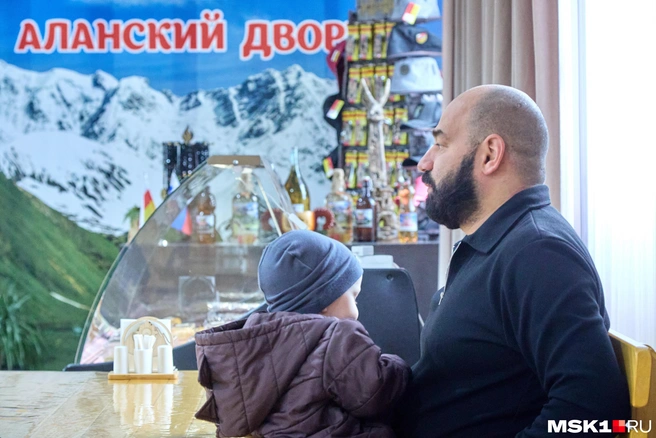 Владелец местного кафе | Источник: Дмитрий Толстошеев / MSK1.RU