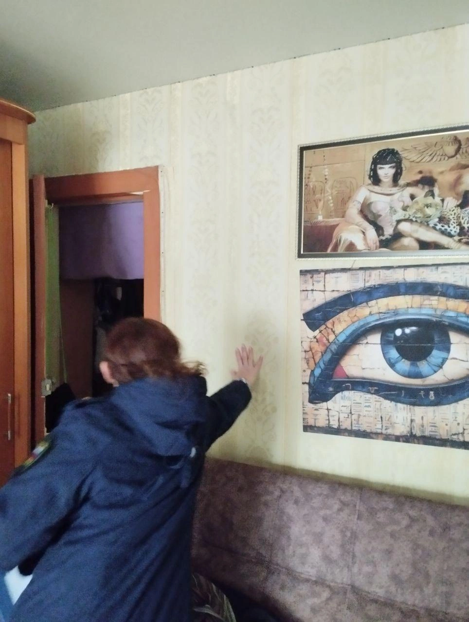 Это квартира хозяйки погибших попугаев&nbsp;— стены до сих пор мокрые | Источник: прокуратура Челябинской области