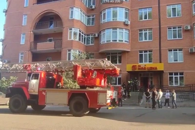 Балкон многоэтажки вспыхнул в Оренбурге из-за замыкания