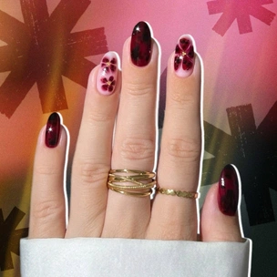 Бордовый маникюр с цветами — изящный дизайн ногтей на осень 2025
