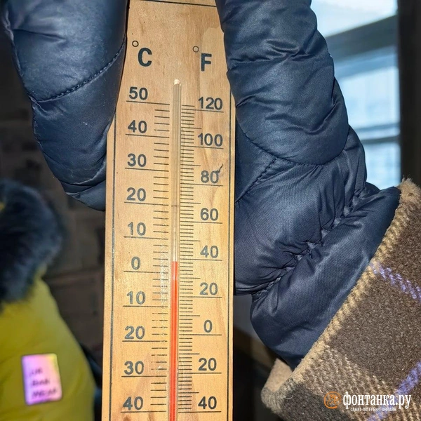 Термометр в комнате показывает около нуля&nbsp;— жить здесь можно только в пуховике. | Источник: «Фонтанка.ру»