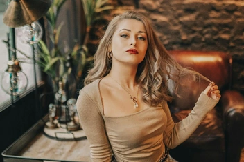 «Угадай, сколько мне лет»: почему хейтеры оскорбляют женщин, снимающих новый тренд