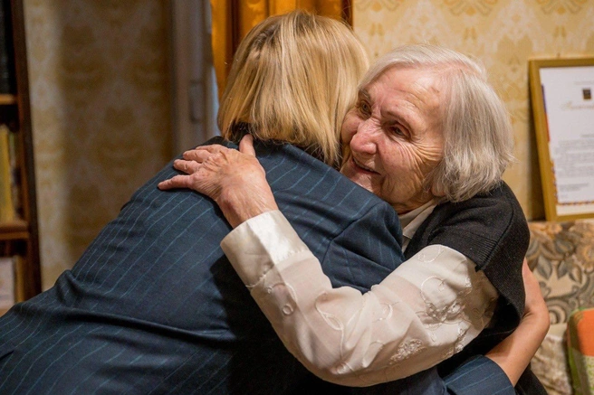 Антонину Ивановну поздравили представители городской администрации | Источник: Иван Лебедев Мурманск / T.me