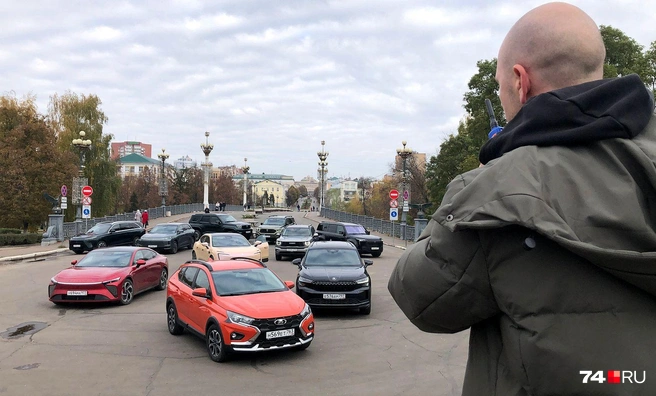 Фотограф Дмитрий Питерский выставляет участников тест-драйва для общего снимка в центре Орла | Источник: Артем Краснов