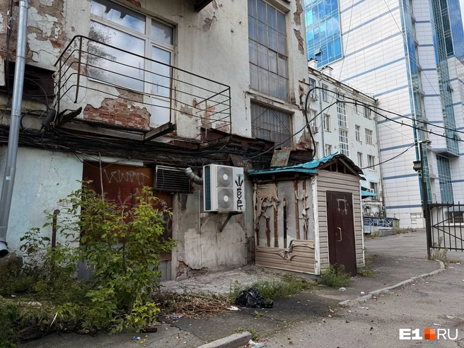 В некоторых квартирах балконы сгнили и обвалились | Источник: Дарья Костомина / E1.RU