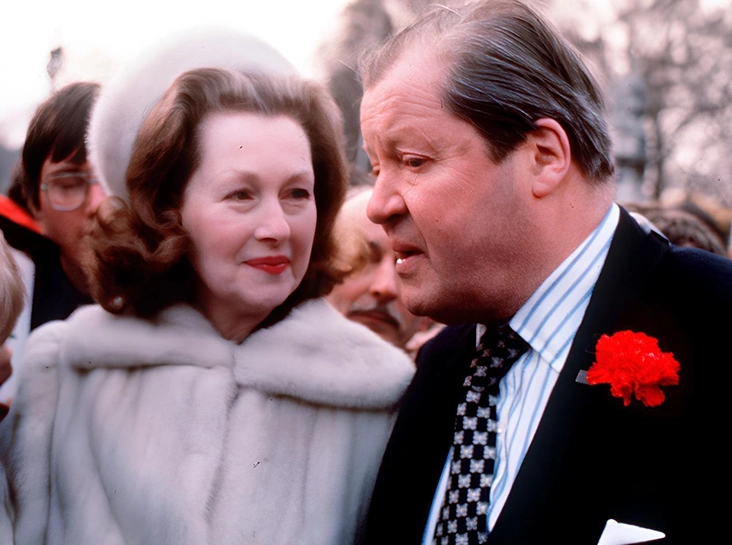 Отец Дианы Спенсер дает интервью у ограды Букингемского дворца, 24 февраля 1981 года, рядом с ним — его вторая жена Рейн.