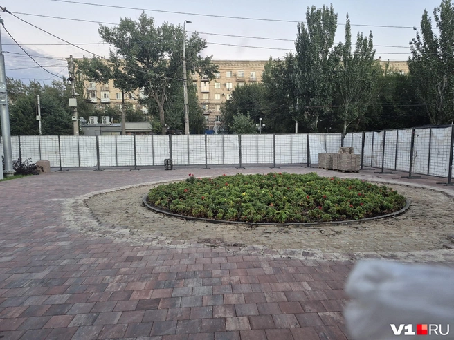 Уложенную три месяца назад плитку уже начали разбирать | Источник: Ирина Яковлева / V1.RU