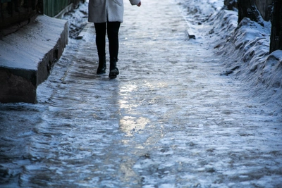 Иркутянка пожаловалась на гололёд: «Тащила коляску на себе»