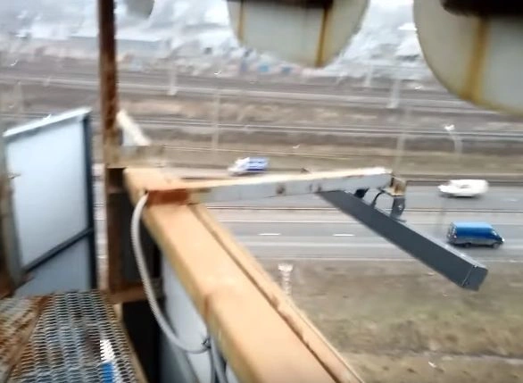Рязанские подростки забрались на рекламный щит у «М5 Молла» (видео) | ya62.ru
