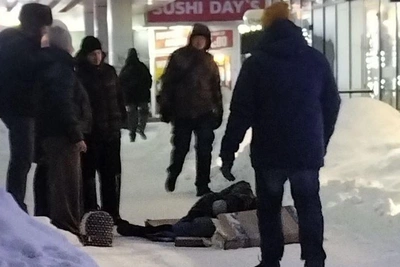 Сибирячка упала в Новосибирске, прохожие вызвали скорую