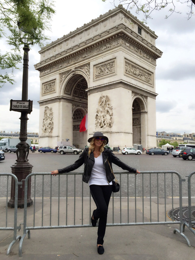 Певица на фоне Триумфальной арки в Париже