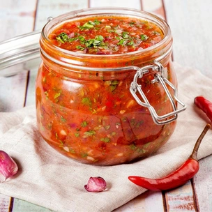 Острый соус по-домашнему, который вкуснее магазинного — он преобразит любое блюдо