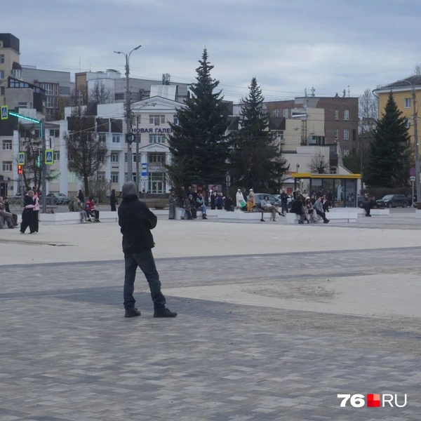Ближе к концу игры еще больше людей собралось на площади  | Источник: Максим Цирулев / 76.RU