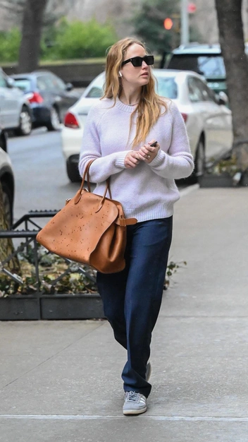 Размер XXL: Дженнифер Лоуренс взяла самую большую сумку — в нее вместится все (и даже больше) | marieclaire.ru