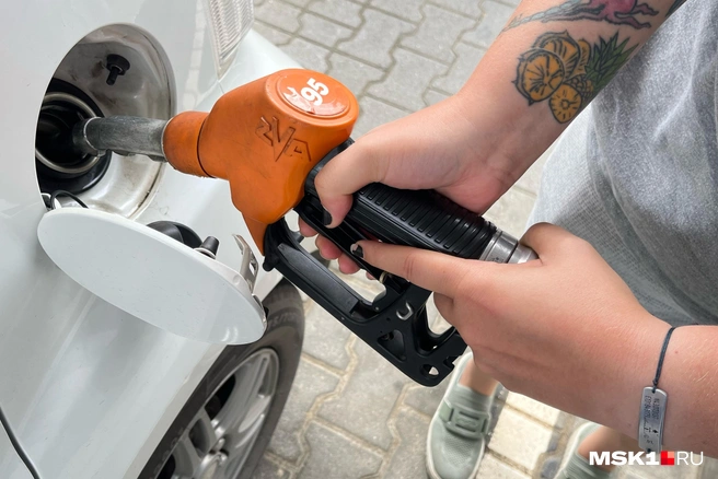 Когда заправляешь полный бак, чувствуешь себя немножко спонсором нефтяной промышленности | Источник: Елена Буйвол / VLADIVOSTOK1.RU