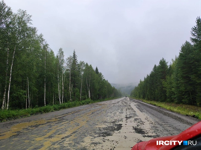 Ровной дороги еще долго не увидим? Минтранс не знает, когда возобновится ремонт Голоустненского тракта | Источник: Алина Ринчино / «ИрСити»