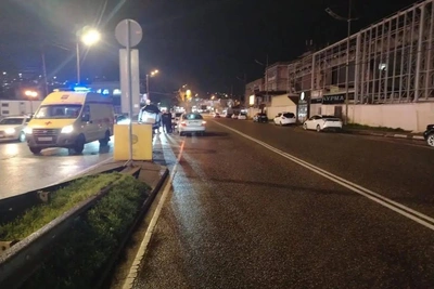 Подростков сбила Toyota при переходе дороги в неположенном месте в Сочи