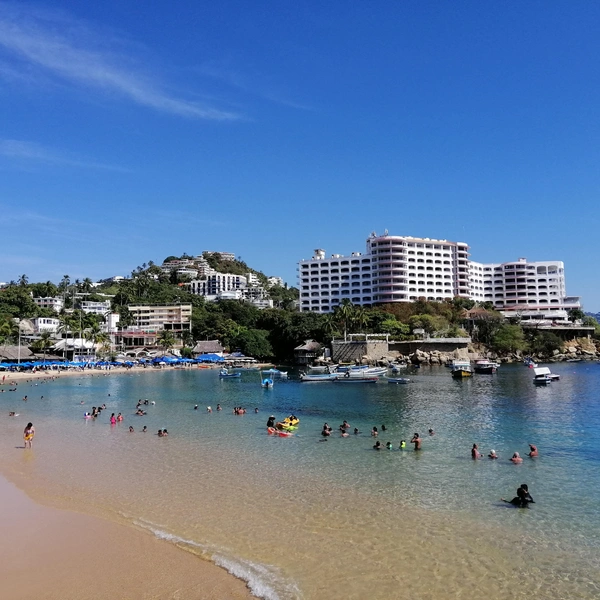 Это один из старейших и наиболее известных морских курортов страны. В 1950-е годы прославился как излюбленное место отдыха голливудских кинозвезд и миллионеров | Источник: личный архив Ильи Морозова