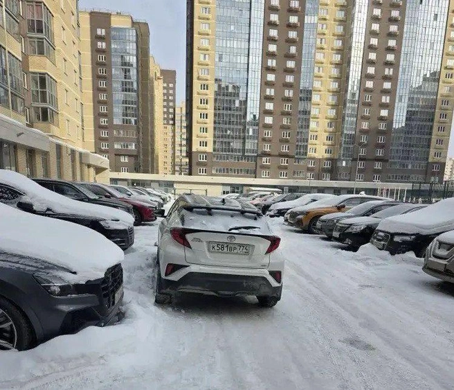 Эта Toyota C-HR, по словам жильцов, помешала не только соседям, но и пожарной машине. Это уже не просто глупость&nbsp;— реальное вредительство | Источник: читатель 74.RU