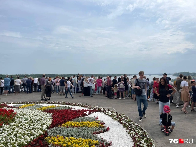 Многие предпочли прогуляться по берегу Волги | Источник: Кирилл Поверинов / 76.RU
