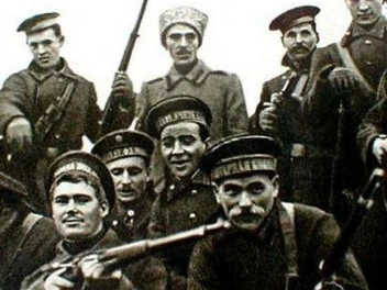 Мятежные матросы на палубах «Авроры» | Источник: из фондов ЦВММ
