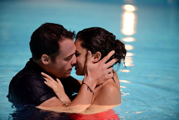 Две красотки, горячие аниме-лесбиянки целуются в бассейне, мини-бикини, летнее тело, копье