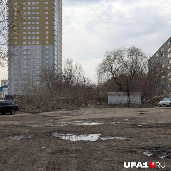 Серые дома с гаражами | Источник: Булат Салихов / UFA1.RU