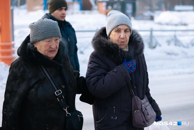 Многие горожане старшего поколения предпочитают ограничиваться шапками | Источник: Максим Серков / NGS42.RU