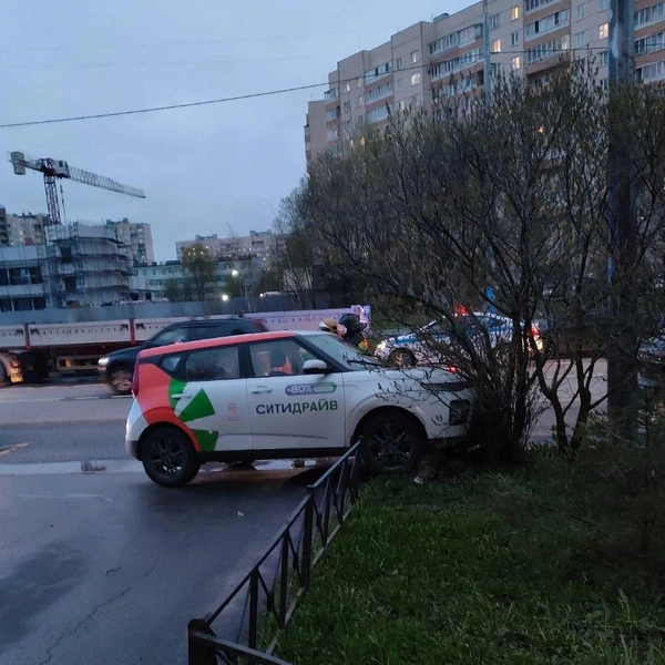Водитель каршеринга, влетевшего в ограждение на проспекте Энтузиастов, умер от инфаркта | Источник: Мегаполис | ДТП и ЧП | Санкт-Петербург | Питер