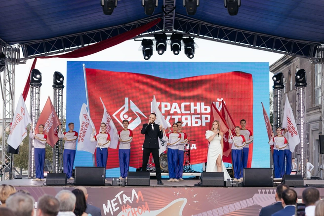 Для гостей мероприятия весь вечер выступали вокальные и танцевальные коллективы | Источник: «Красный октябрь»