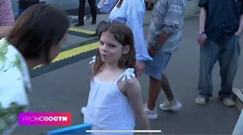 На концерт Яна пришла с дочкой
