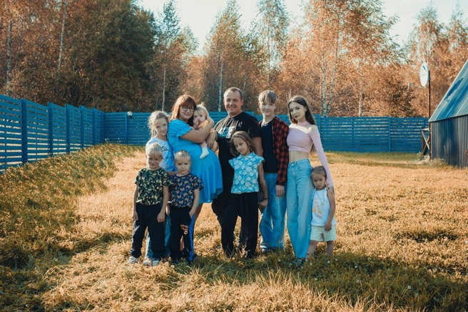Надежда и Сергей Вахромеевы из Ярославской области воспитывают девятерых детей. Тот, что на фото в животике у мамы, уже родился | Источник: предоставлено Надеждой Вахромеевой (фото Марии Камской)