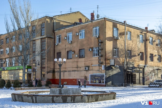 Со слов жителей, фонтан не работал с 2012 года, но в 2024 году его начали приводить в порядок | Источник: Константин Завриков / V1.RU