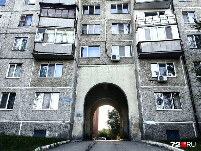 Попасть к нему можно через небольшую арку соседнего дома  | Источник: Павел Красоткин / 72.RU 