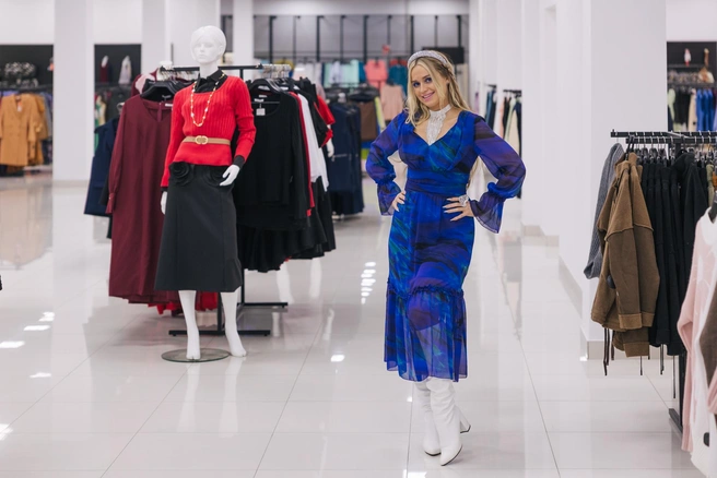 Яркий праздничный аутфит, который легко превратить в повседневный лук | Источник: Инна Кузнецова