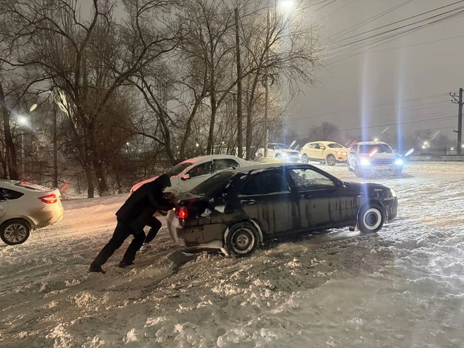 Подъем с улицы Нагибина на Нансена. Многие автомобили не могут преодолеть его без посторонней помощи | Источник: Марина Рыбалкина / 161.RU