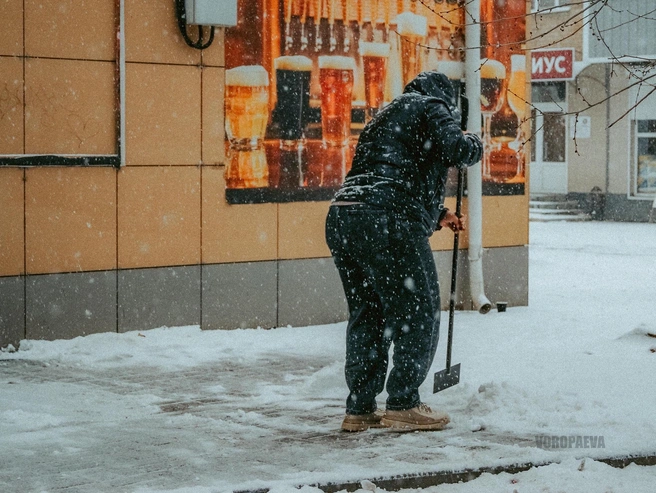 Снег быстро накапливается после уборки. | Источник: Юлия Воропаева