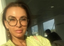 Эвелина Бледанс показала, как увеличивает губы