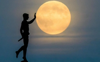 На Земле произошло второе в 2025 году суперлуние: только взгляните на 12 потрясающих фото полной Луны