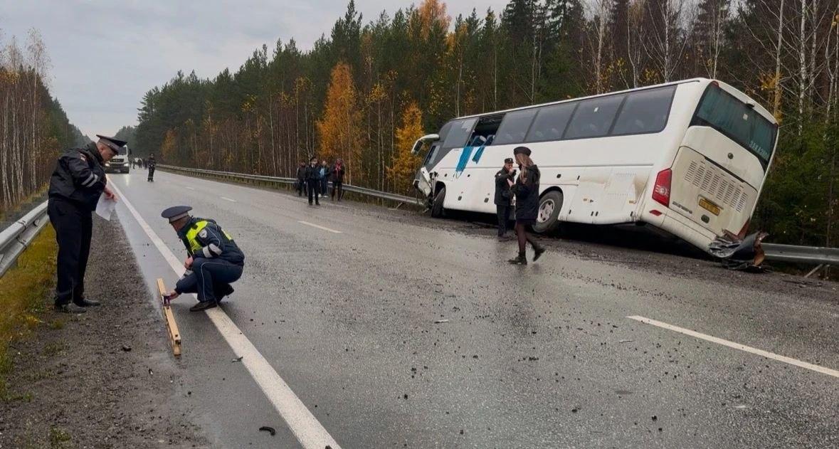 Из-за смертельного ДТП с автобусом на уральской трассе скопилась пробка: видео