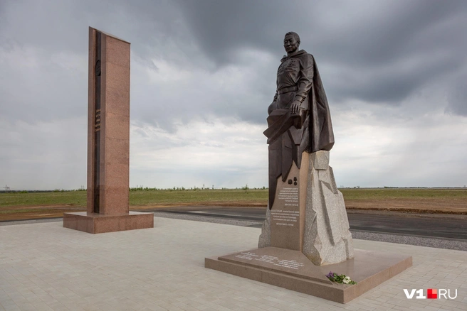 Мемориальный комплекс появился всего за месяц на высоте рядом с поселком Кузьмичи | Источник: Константин Завриков / V1.RU