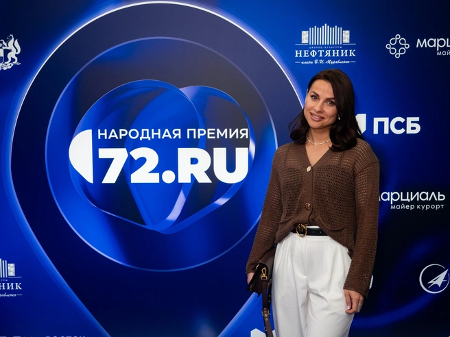 Тут прекрасно всё: и ажурный шоколадный свитер, и лаконичные, но при этом яркие аксессуары. Берите образ на заметку! | Источник: Андрей Черных для 72.RU